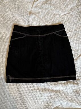 Retro Black Women's Skort with Contrast Stitching